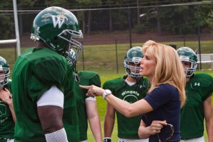 Sandra Bullock en "The Blind Side" interpreta Leigh Anne Tuohy quien ayuda a un joven afroamericano a convertirse en estrella de fútbol americano
